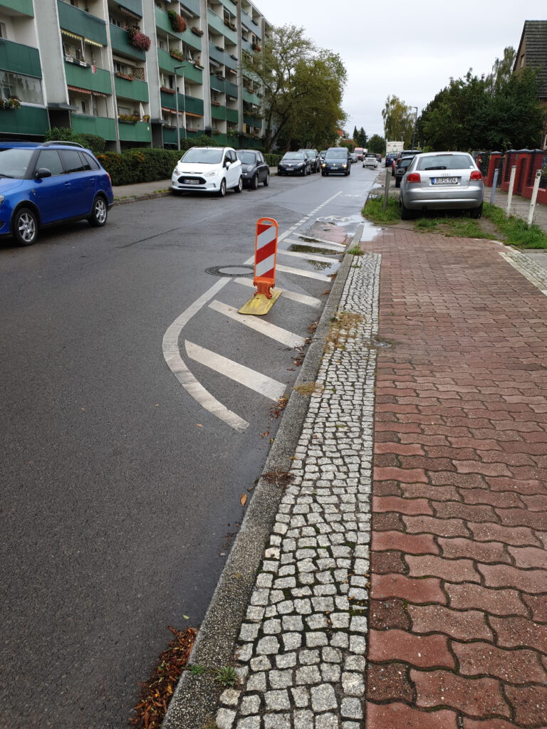 Besser: In der Köpenzeile schützt ein Poller die Radfahrerenden.