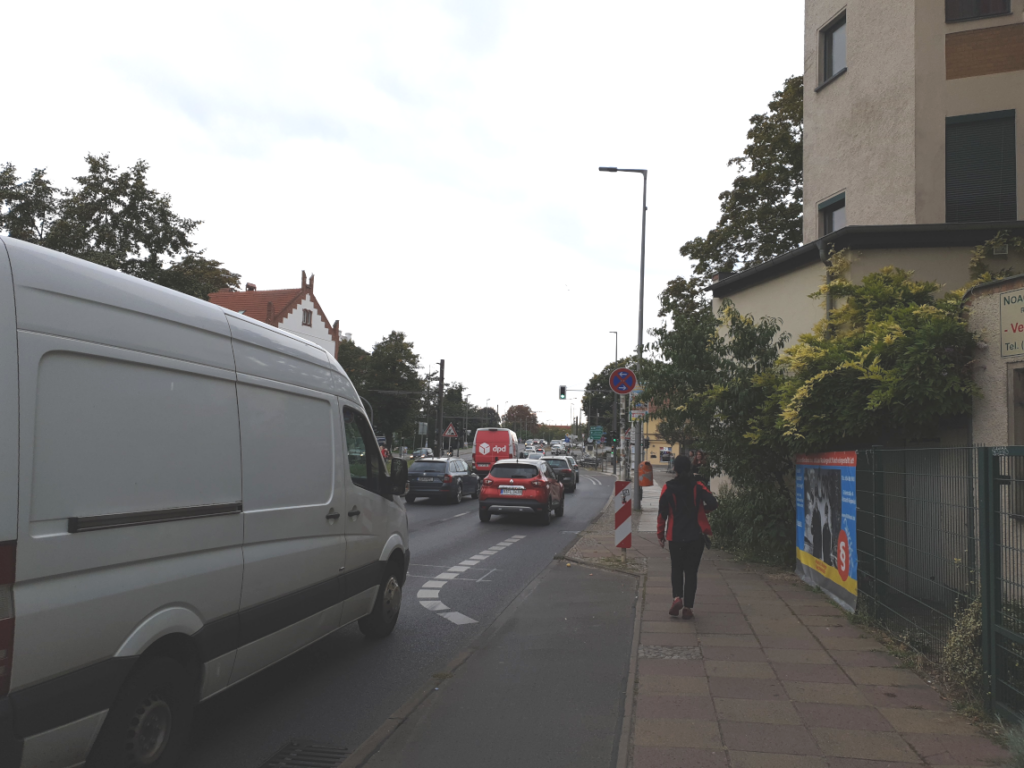 Hier führt der Radweg plötzlich auf die Straße