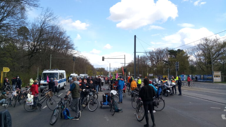 TVO Fahrraddemonstration 2021 – Zwischenkundgebung an der Wuhlheide - cc-by-sa-4.0; Stg-TK des adfc-berlin