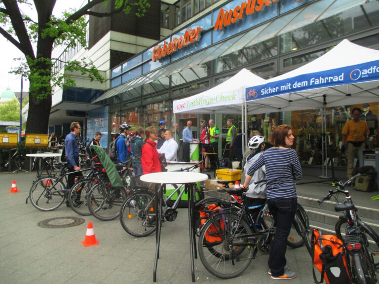ADFC-Services auch für Firmen und Institutionen: Fahrradchecks mit Sofortreparatur, Beratung und Training – (c) ADFC Berlin