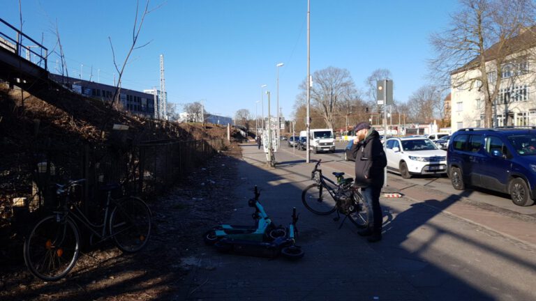 Entfernte Fahrradbügel am S Köpenick im Bereich der geplanten Bauarbeiten der Deutschen Bahn