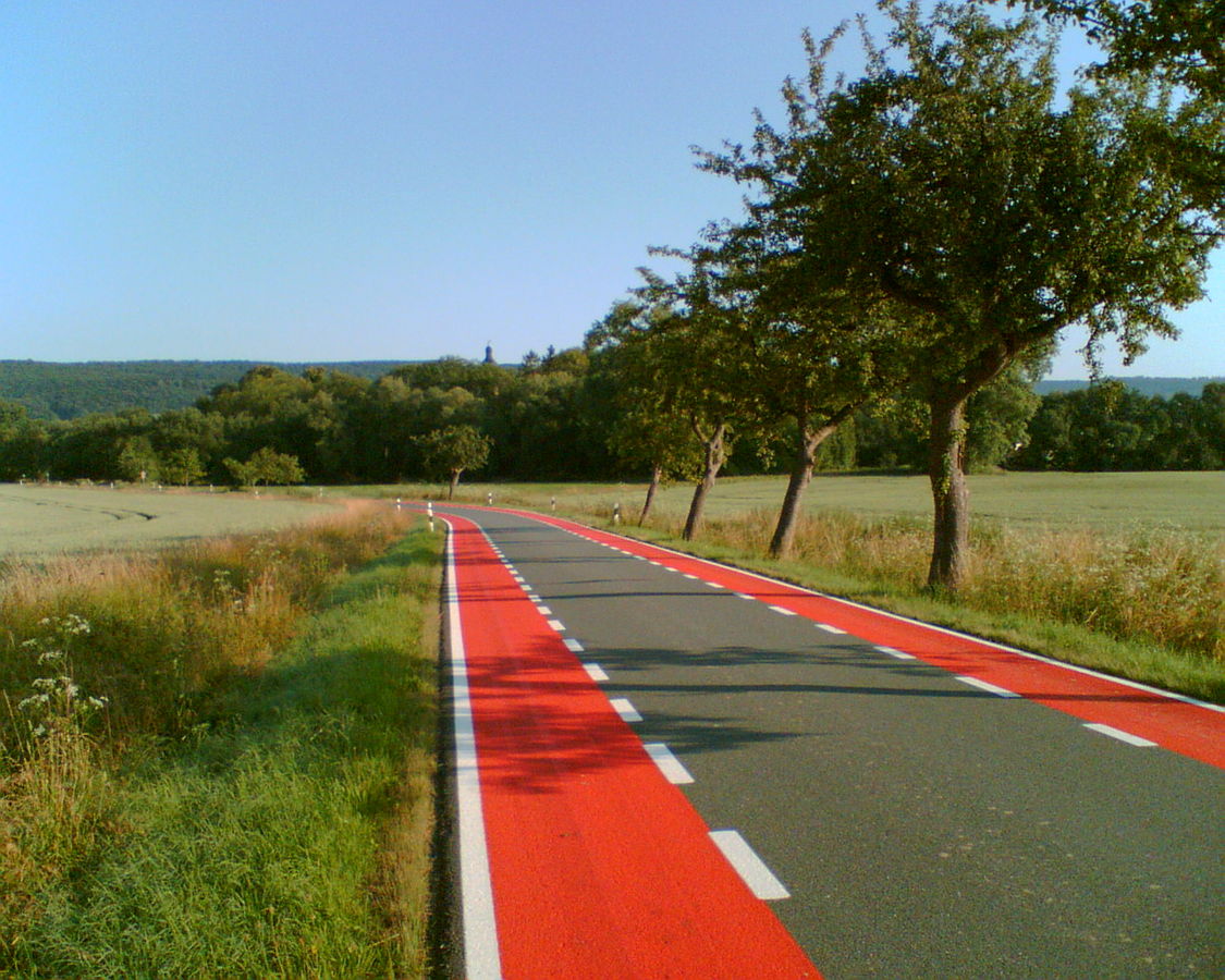  Die Kreisstraße zwischen Eilensen und Erichsburg wurde 2013 farbig markiert. Diese Strecke ist zugleich ein Abschnitt des Europaradweges R1. Pilotprojekt nach Bundesratsdrucksache 375/97: Modellversuch zur Abmarkierung von Schutzstreifen außerorts und zur Untersuchung der Auswirkungen auf die Sicherheit und Attraktivität im Radverkehrsnetz.