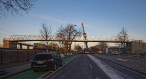Fahrradbrücke in Berlin Adlershof wird eingehängt. Foto aus Bauzeit