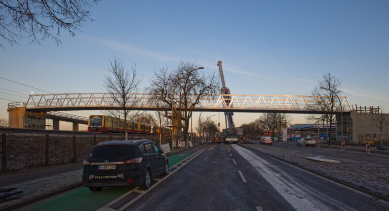 Fahrradbrücke in Berlin Adlershof wird eingehängt. Foto aus Bauzeit